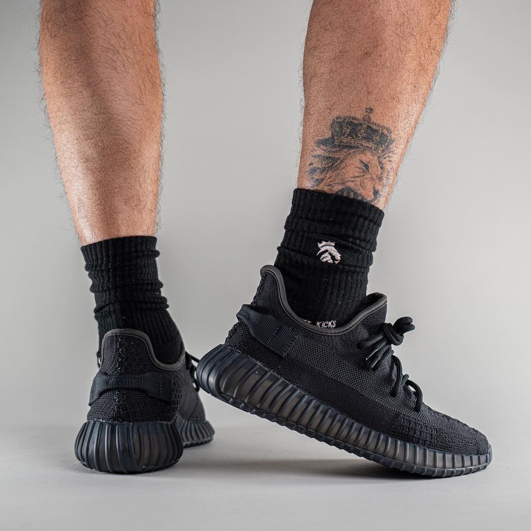 US4 US13 Yeezy Boost 350 V2 Onyx