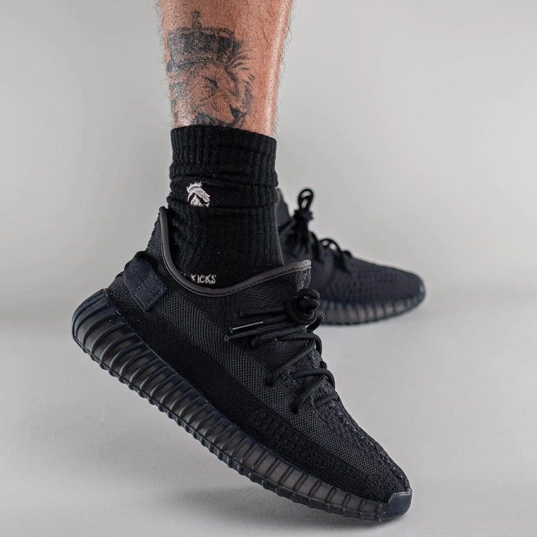 Yeezy Boost 350 V2 Onyx, Men's Fashion, Footwear, Sneakers on