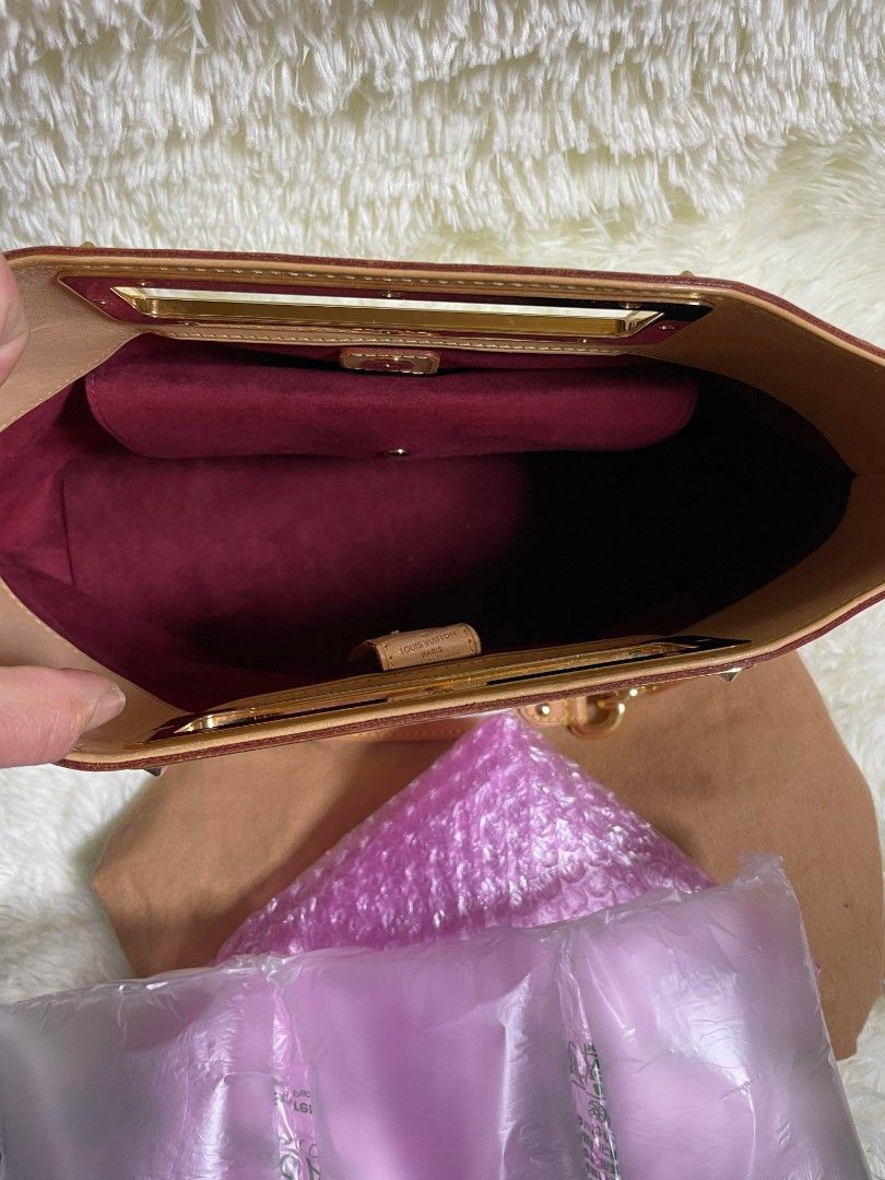 💯% Original Louis Vuitton Jody Multi Color (Category: Luxury Bags & Wallets) located in Manila. Submitted by mippolin (Listing ID 1230181775, Image 3). Description: 💯% Original Louis Vuitton Jody Multi Color from Japan no issue.