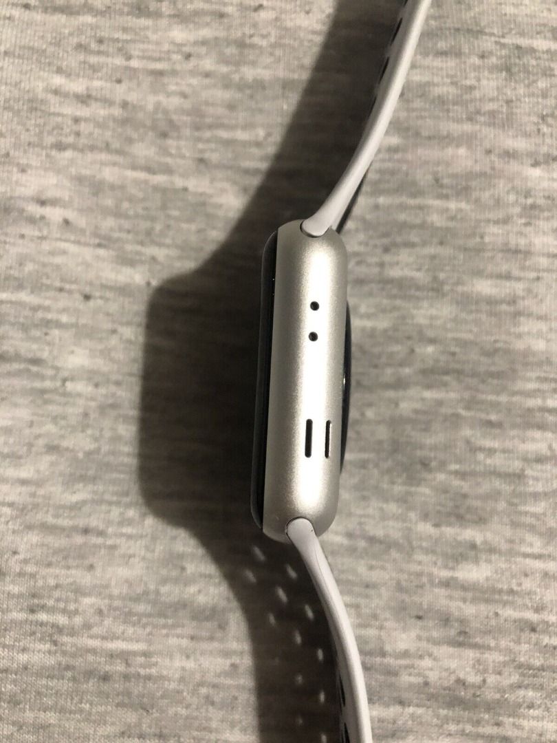 Apple watch series 3 nike+ discount 42mm silver aluminium case gps