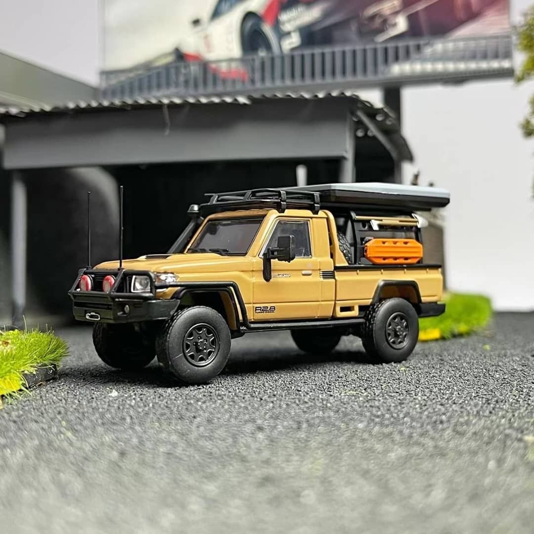 Autobots Models Toyota Land Cruiser LC79 Pickup (2024) - 1/64 Moulé Jaune Désert
