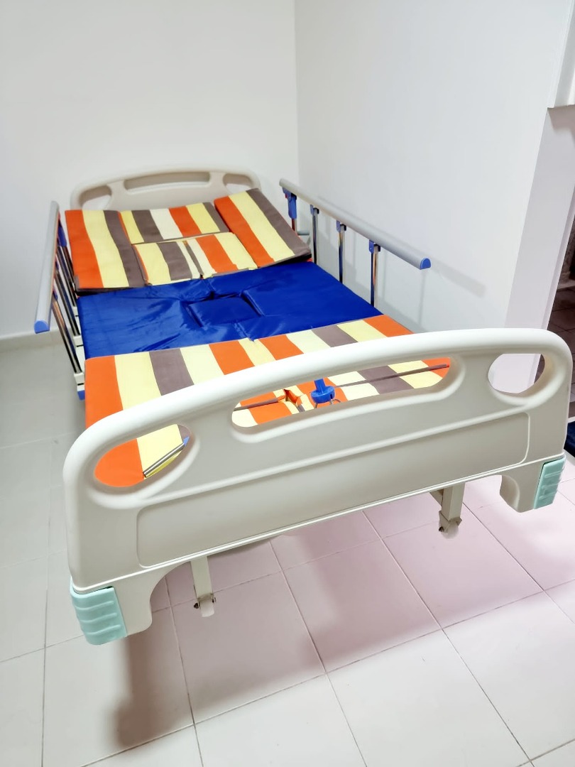 Cheap hospital bed manual crank, Health & Nutrition, Assistive