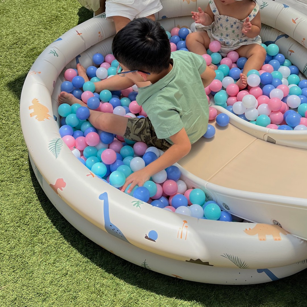 Dino Ball Pit/Inflatable Pool with 400 balls), Babies & Kids