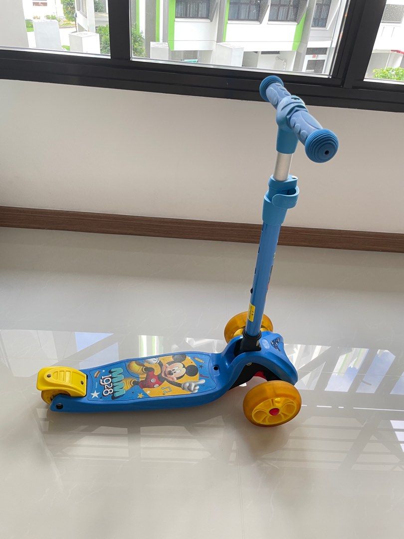 Scooter Mickey Mouse    3 wheels 60 x 46 x 13,5 cm