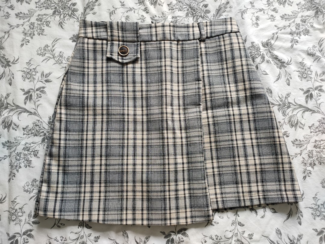 Fully Lined Checkered Skort, Women's Fashion, Bottoms, Skirts on Carousell