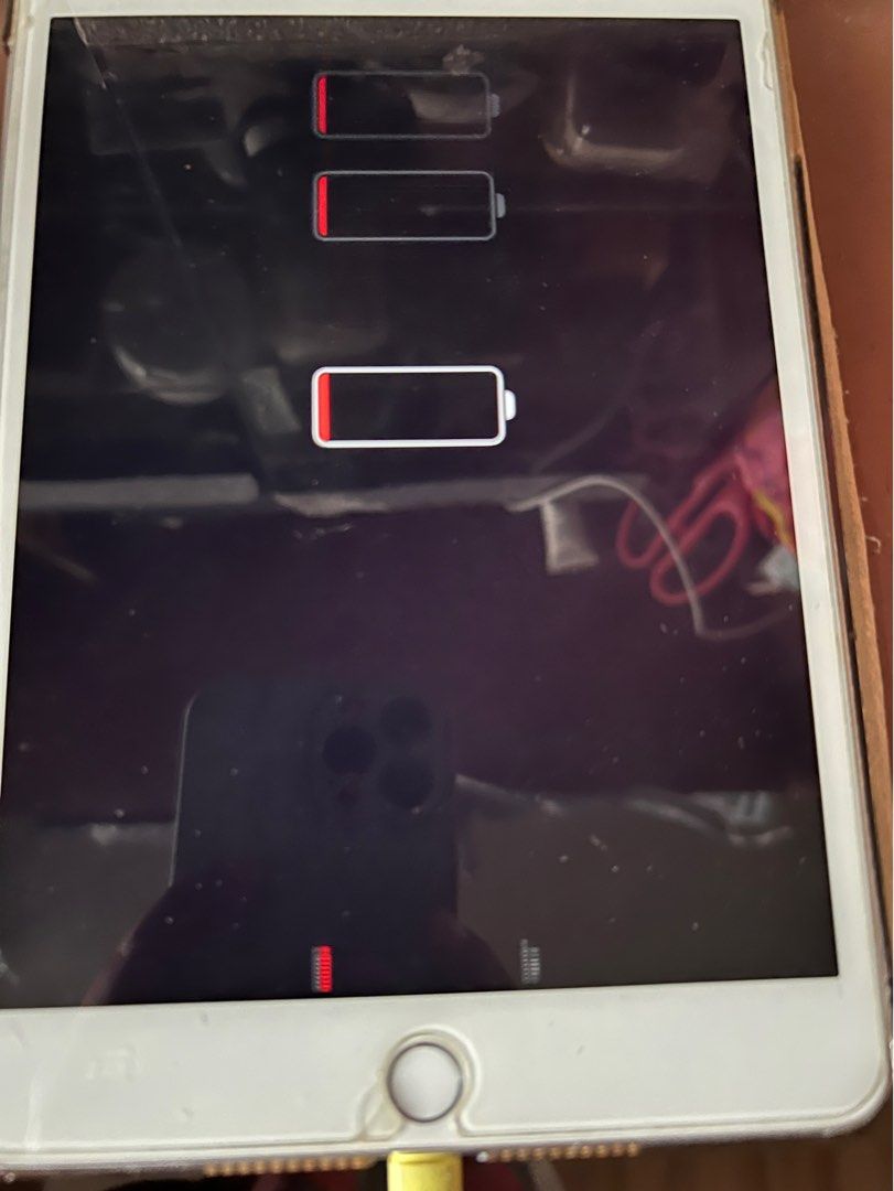 iPad Mini 4 with sim slot defective (Category: iPad) located in General Santos City (Dadiangas). Submitted by toysville888 (Listing ID 1230008699, Image 1). Description: Defective ipad mini 4 with sim slot model A1550 battery, matagal ma lowbat camera, very goods wifi, goods sim slot, goods issue: flickering screen and icloud locked for repair or for parts goods pa po ito.. nag o on pa po.kaya lang na fi flicker ang screen. location: gensan addl 