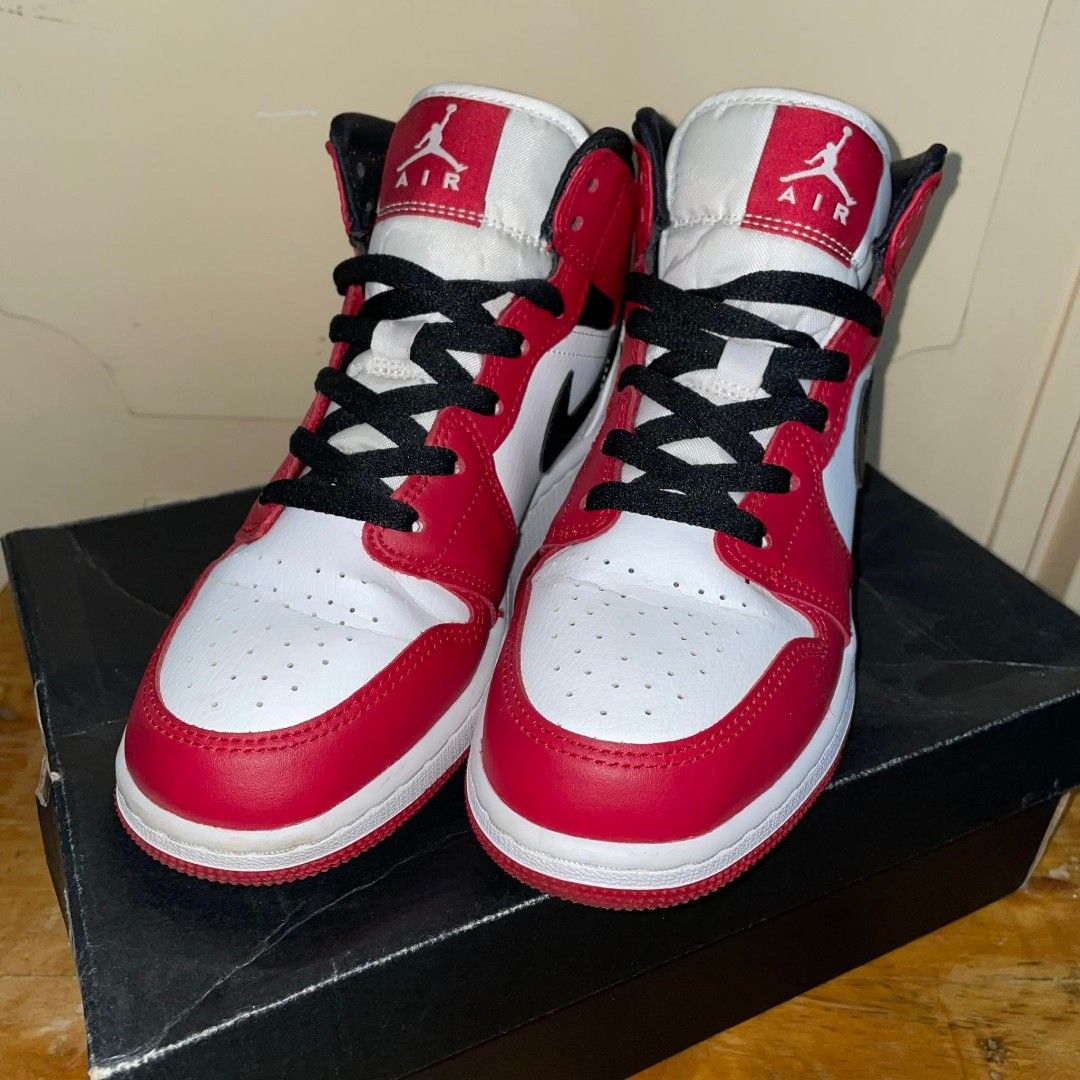 Jordan 1 Mid Chicago (GS 6Y US) (Category: Sneakers) located in Quezon City. Submitted by _jfa_ (Listing ID 1230129009, Image 1). Description: Jordan 1 Mid Colorway: Chicago (White Toe) Size: GS 6Y US (24cm) Condition: 9 out of 10 (with box, soles a bit dirty but will be cleaned once sold) RFS: unloading unused shoes.