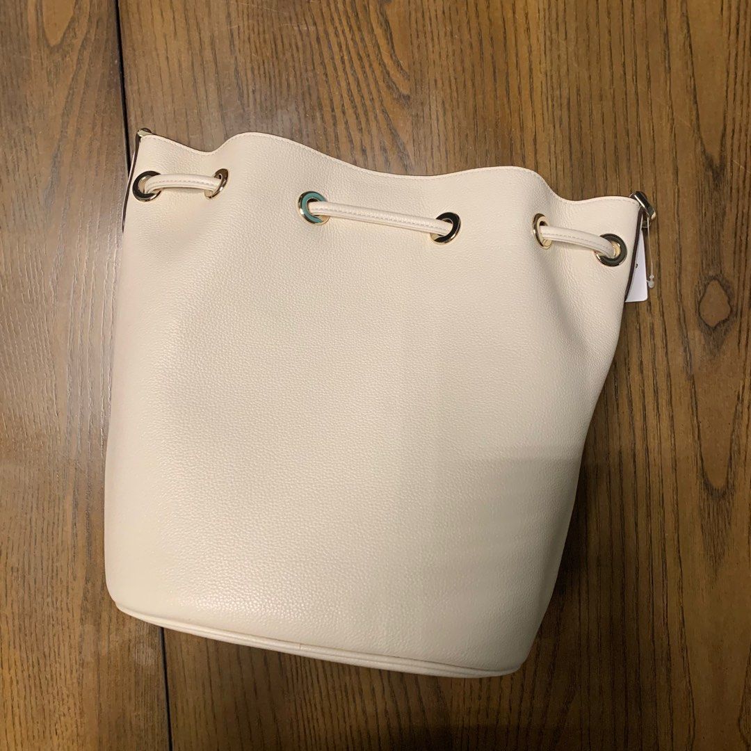 Kate Spade Bucket Bag Cream (Category: Cross-body Bags) located in Quezon City. Submitted by bray_ (Listing ID 1230119446, Image 2). Description: .