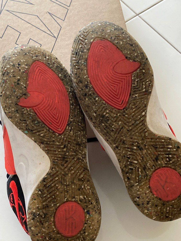 Kyrie Flytrap 3 (Category: Racket & Ball Sports) located in Singapore. Submitted by zackreactions (Listing ID 1230056752, Image 2). Description: This shoe is for kids , Size UK 5 . Abit of yellowing on the Nike swoosh due to being kept in storage rest is perfectly fine comes with original box.