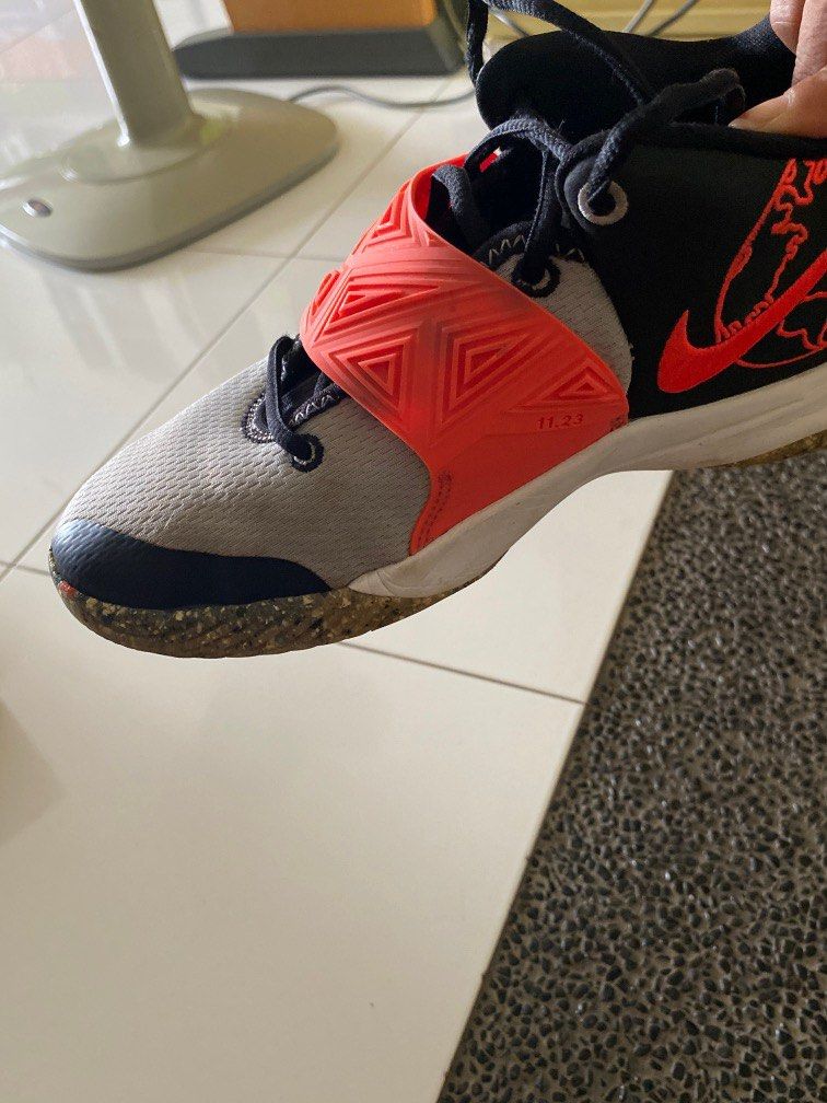 Kyrie Flytrap 3 (Category: Racket & Ball Sports) located in Singapore. Submitted by zackreactions (Listing ID 1230056752, Image 3). Description: This shoe is for kids , Size UK 5 . Abit of yellowing on the Nike swoosh due to being kept in storage rest is perfectly fine comes with original box.