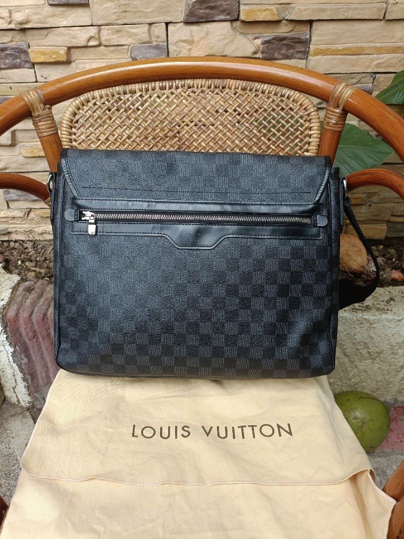 Lv mens sling (Category: Luxury Bags & Wallets) located in Butuan. Submitted by jen_pre (Listing ID 1230049101, Image 2). Description: .