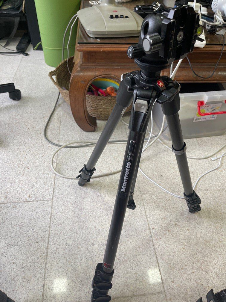 Manfrotto 190CX3 carbon tripod, Photography, Photography Accessories