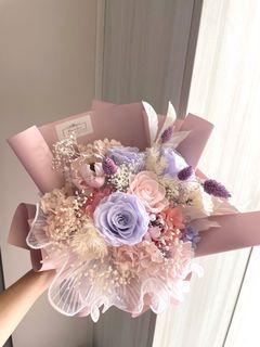 Preserved roses/ hydrangeas/ baby’s breath/ dried flowers/ anniversary/ birthday/ graduation gift 