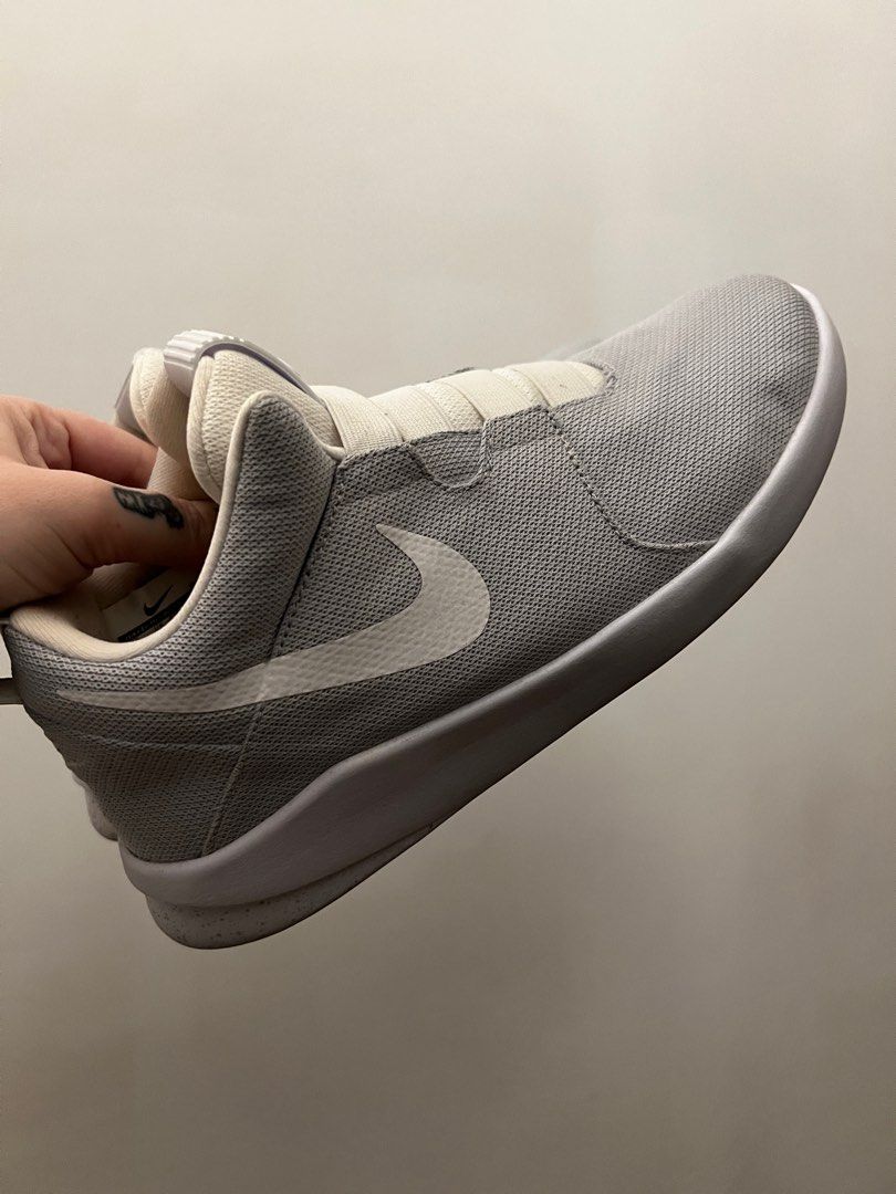 Nike air mag x supreme hotsell