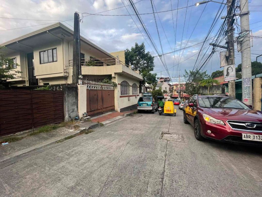 OLD HOUSE AND LOT FOR SALE IN BRGY. ROXAS DISTRICT QUEZON CITY 200SQM