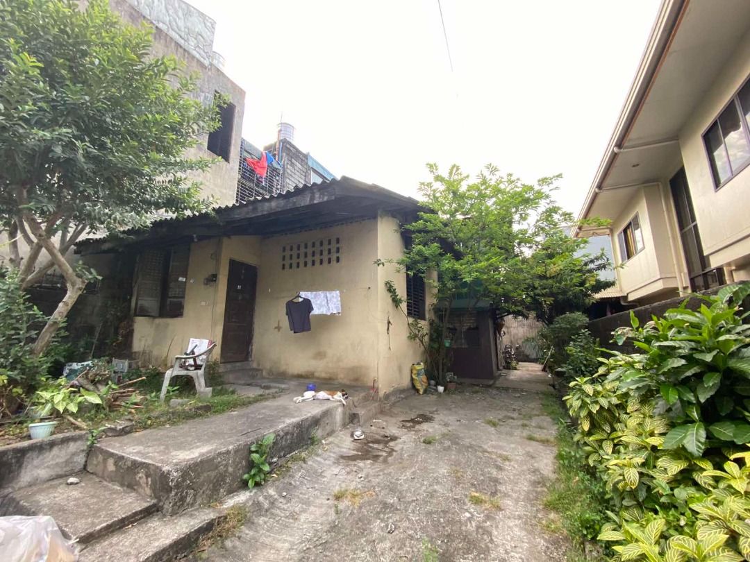 OLD HOUSE AND LOT FOR SALE IN BRGY. ROXAS DISTRICT QUEZON CITY 200SQM