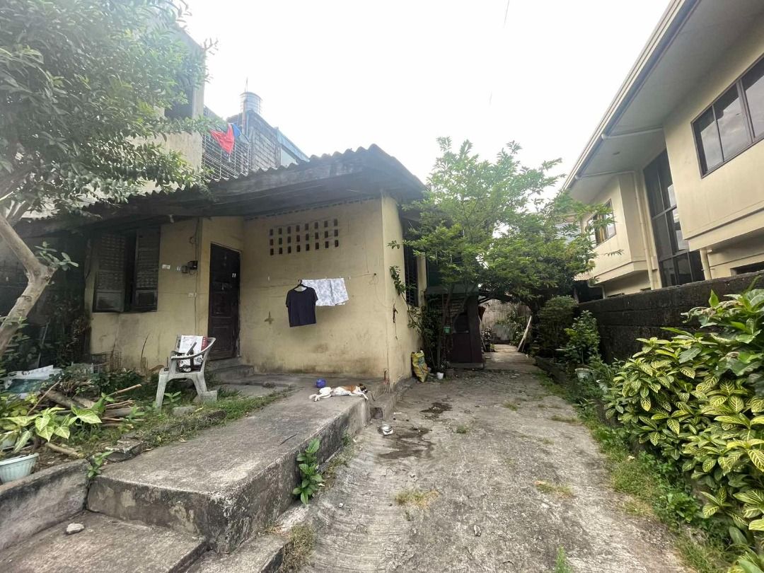 OLD HOUSE AND LOT FOR SALE IN BRGY. ROXAS DISTRICT QUEZON CITY 200SQM
