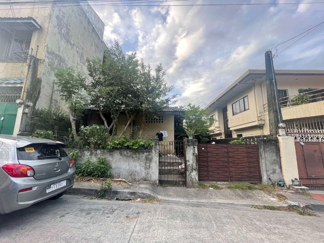OLD HOUSE AND LOT FOR SALE IN BRGY. ROXAS DISTRICT QUEZON CITY 200SQM