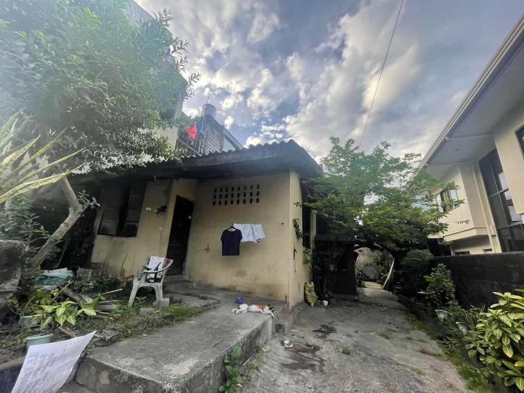 OLD HOUSE AND LOT FOR SALE IN BRGY. ROXAS DISTRICT QUEZON CITY 200SQM