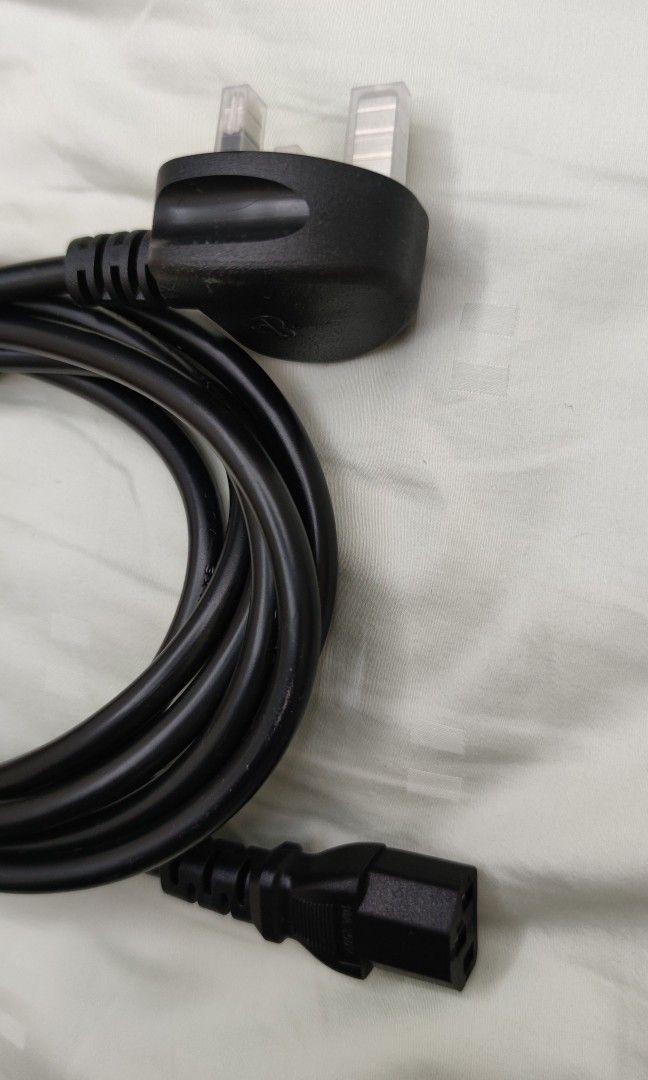 Power Cord 3m (Category: Cables & Adaptors) located in Bayan Lepas. Submitted by unlimited_noname (Listing ID 1230053274, Image 2). Description: UK plug Length: 3m.