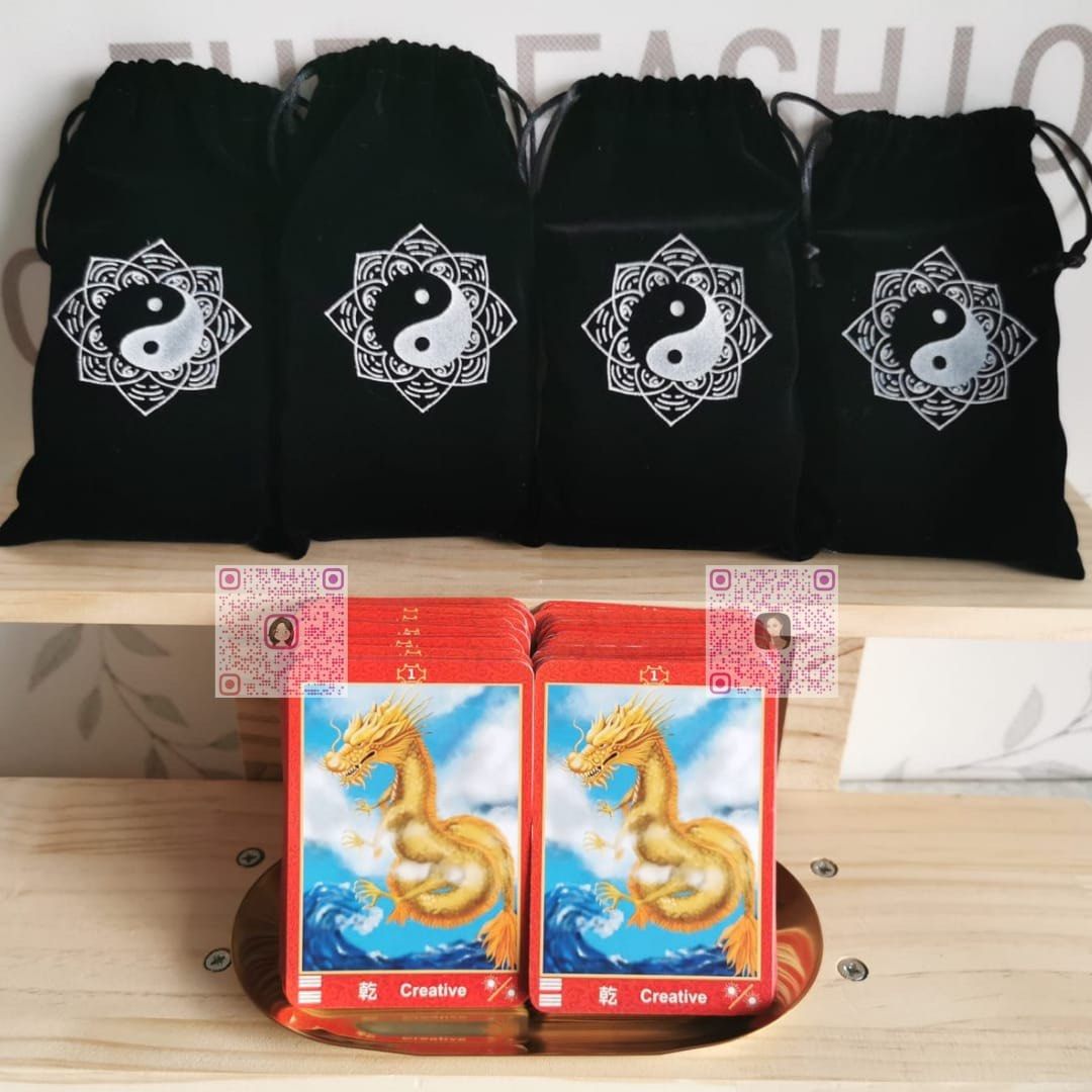 現代易經塔羅牌 （分類：文具及工藝 - 畫作及印刷品）位於 Hong Kong。 由 monnasum 提交（商品編號 1230287719，圖片 1）。簡介： [現代版易經塔羅牌］ I-Ching tarot cards (Chinese and English) 由命理占卜師火天妹與藝術畫家Monna 共同合作<現代易經塔羅牌＞終於面世。 生動有趣的插畫丶簡易的英文解釋， 方便初學者學習易經六十四卦。本副牌已附佩有一個絨布袋，方便使用者即買即用。 更多關於六十四卦的解釋， 請留意我們的IG 🔥火天妹@fireskysis 🎨Monna@monnaarts ✨網店: twin-phoenix.com 或可直接聯絡我或火天妹 ✨售價 港幣208一副 🏘運送方式：順豐到付 🇭🇰香港客戶購買兩副或以上（超過$300）， 免運費 ======================== 。