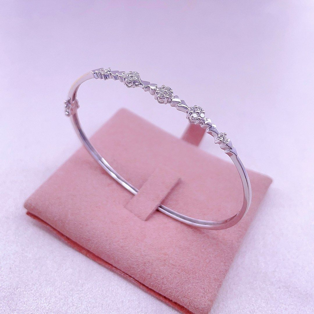 周生生CSS 18K white gold diamond 0.36ct bracelet Ø55mm 6.24g 共36份鑽石手鈪, 名牌,  飾物及配件- Carousell