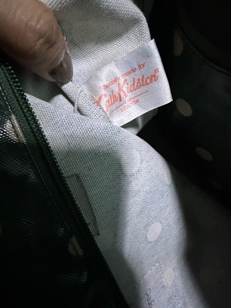 Cath Kidston Tote Bag (Category: Luxury Bags & Wallets) located in Caloocan City. Submitted by hannah7282 (Listing ID 1230295435, Image 2). Description: Need lang po ipaayos yung puller, ikakabit lang. Body malinis at makinis po.