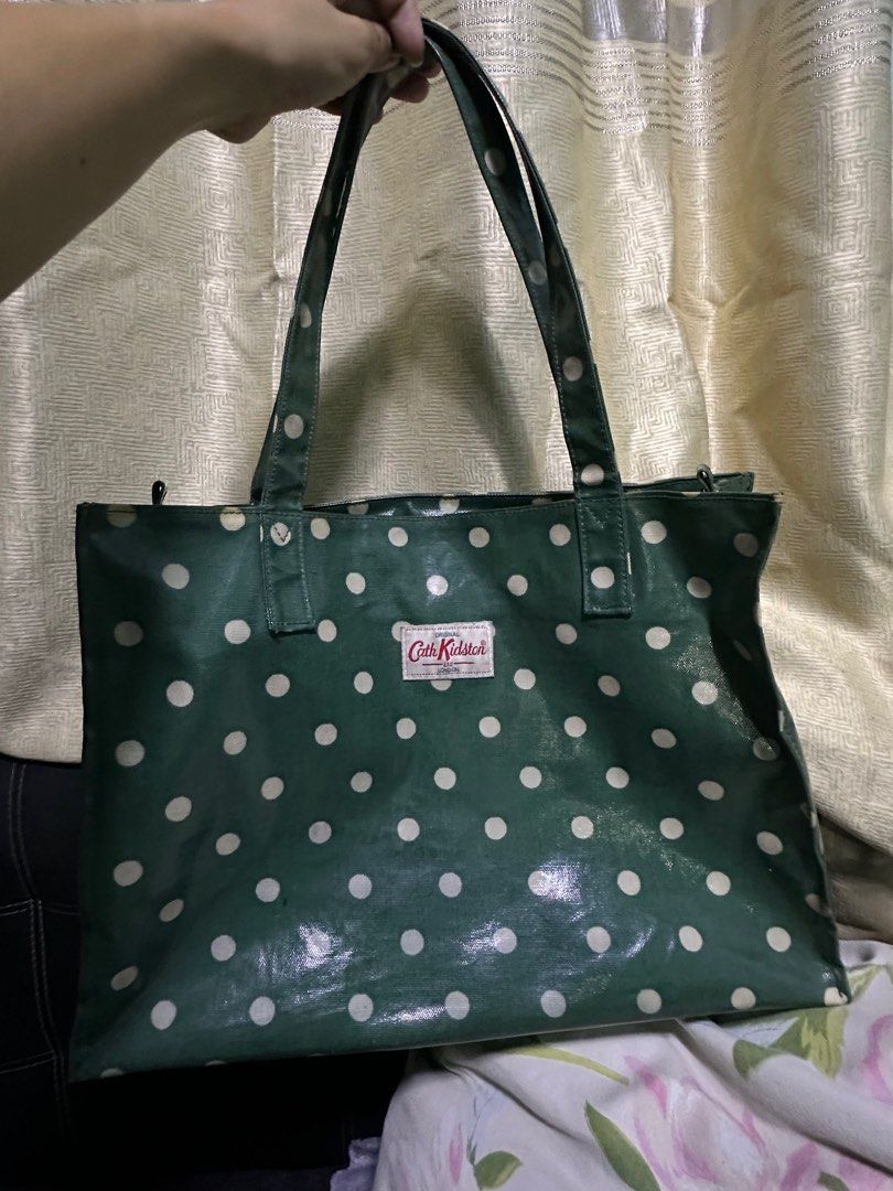 Cath Kidston Tote Bag (Category: Luxury Bags & Wallets) located in Caloocan City. Submitted by hannah7282 (Listing ID 1230295435, Image 1). Description: Need lang po ipaayos yung puller, ikakabit lang. Body malinis at makinis po.