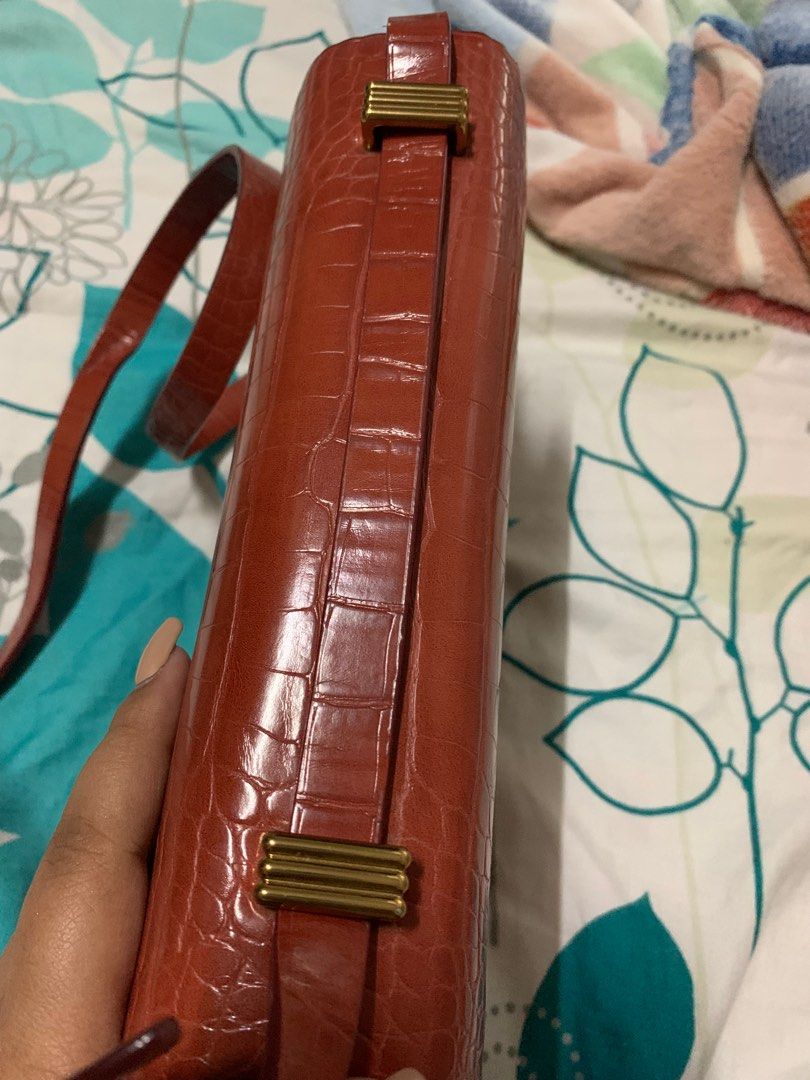 Charles and Keith Crossbody Bag (Category: Cross-body Bags) located in Quezon City. Submitted by iamrizzy (Listing ID 1230271944, Image 2). Description: Di q na nagagamit. Sayang. Super ganda and expandable pa.
