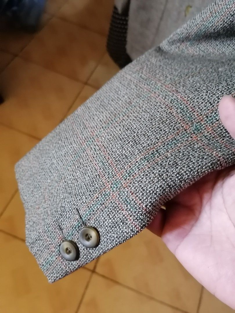 Formal coat (Category: Coats, Jackets and Outerwear) located in Caloocan City. Submitted by declutterstn (Listing ID 1230200817, Image 3). Description: Nice coat. Perfect pang byahe. Perfect kung ginawin ka or going s malamig na lugar . Used only once s US trip. Me inner lining. Rfs: malaki n s akin. Pumayat na ako. Shoulders 16 inches. Under armpit 18.5 length 26.5 inches.