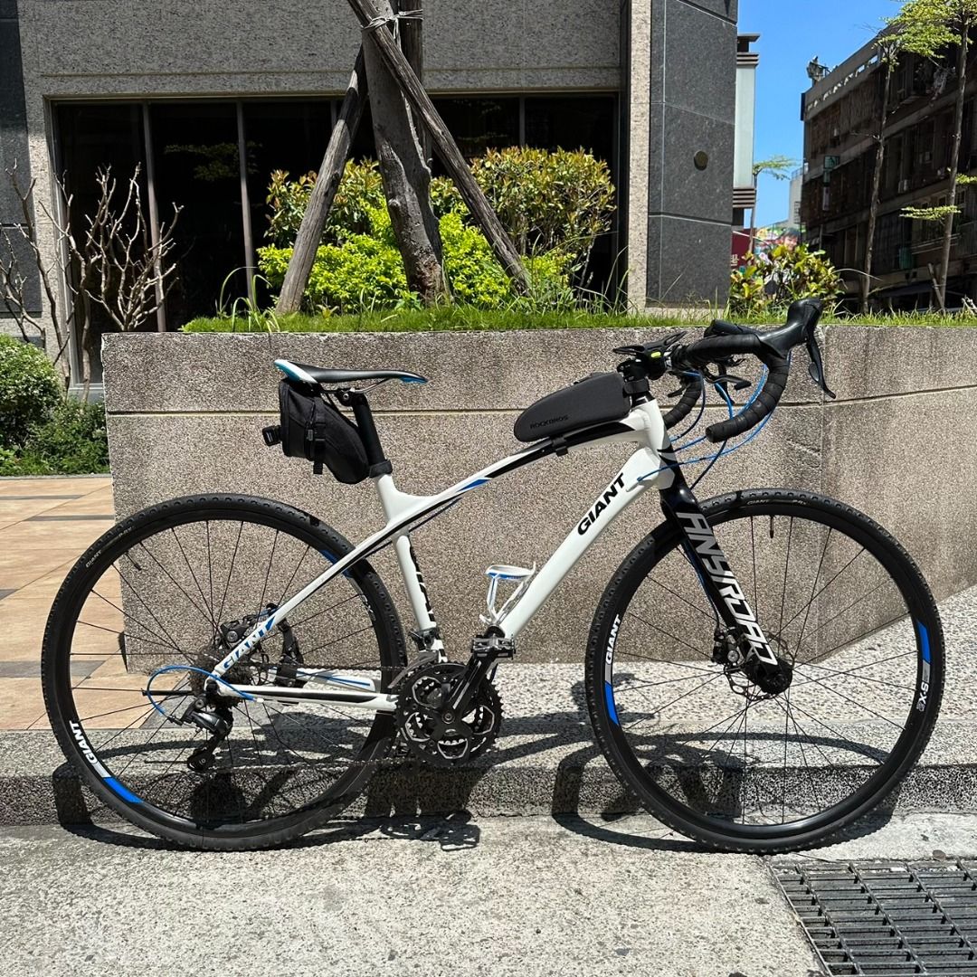 Giant Anyroad 碟煞公路車, 體育器材, 自行車及配件, 單車在旋轉拍賣