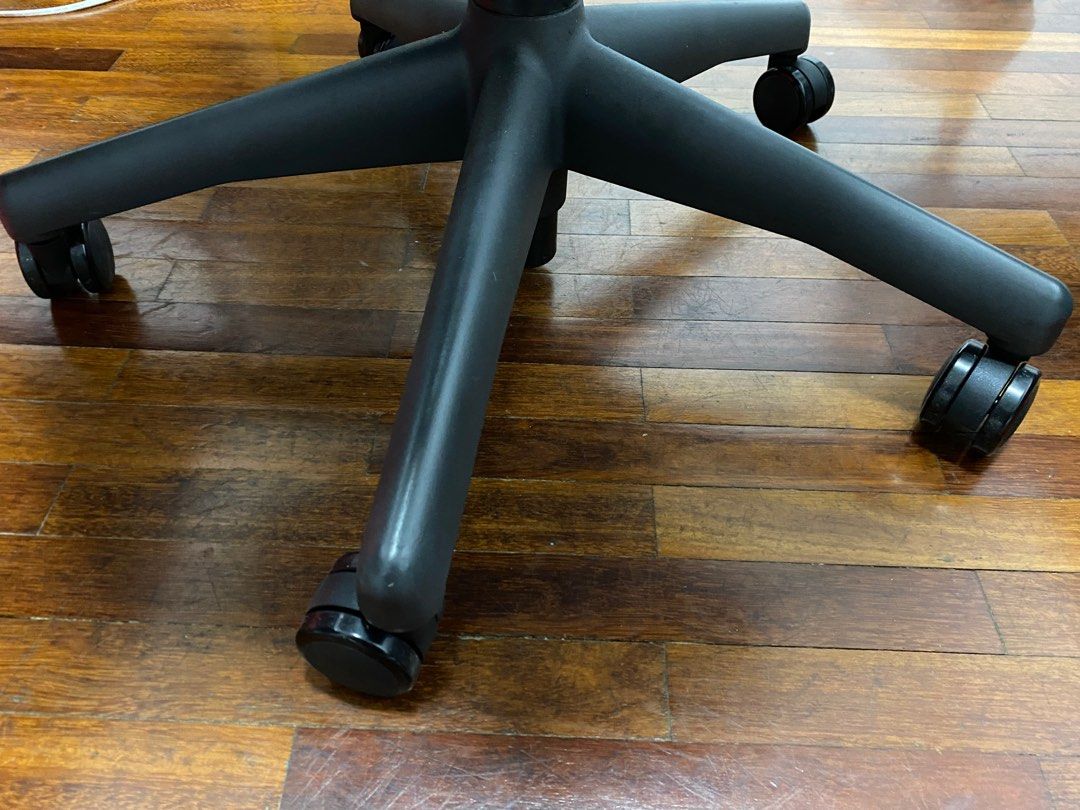 Herman Miller Aeron (With Warranty), Furniture & Home Living, Furniture