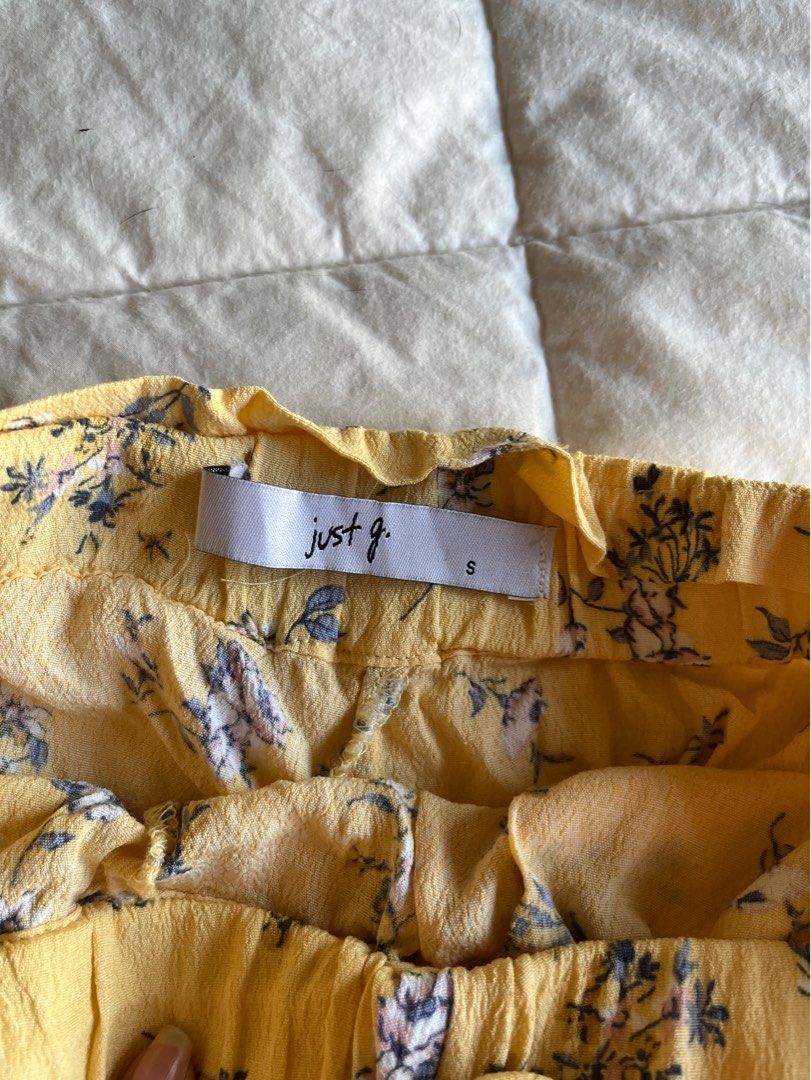 Just G Floral Yellow shorts (Category: Shorts) located in Quezon City. Submitted by phantom_reader (Listing ID 1230221304, Image 2). Description: Really good quality! Just doesn’t fit my body nicely 😞 great for summer .
