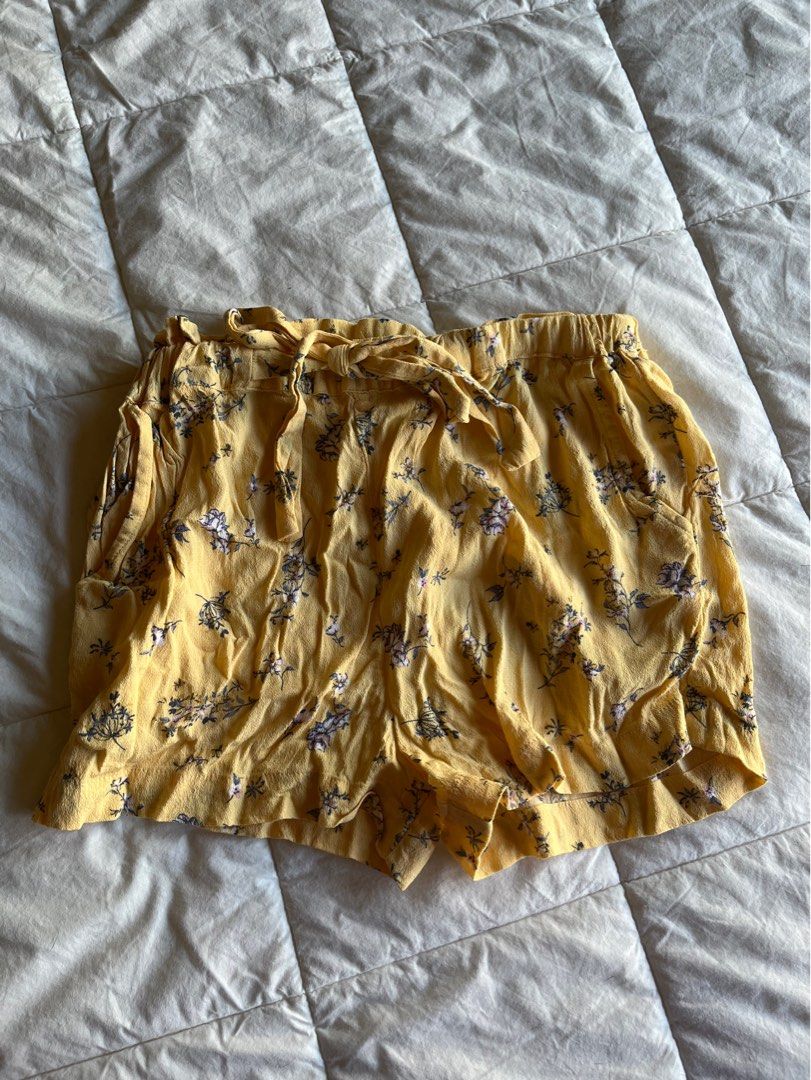 Just G Floral Yellow shorts (Category: Shorts) located in Quezon City. Submitted by phantom_reader (Listing ID 1230221304, Image 1). Description: Really good quality! Just doesn’t fit my body nicely 😞 great for summer .