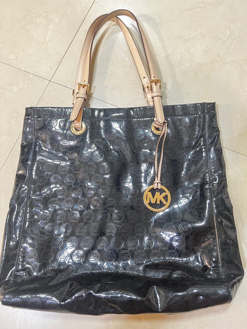 Micheal Kors Tote Bag (Category: Tote Bags) located in Antipolo. Submitted by d3lbart (Listing ID 1230209430, Image 1). Description: .