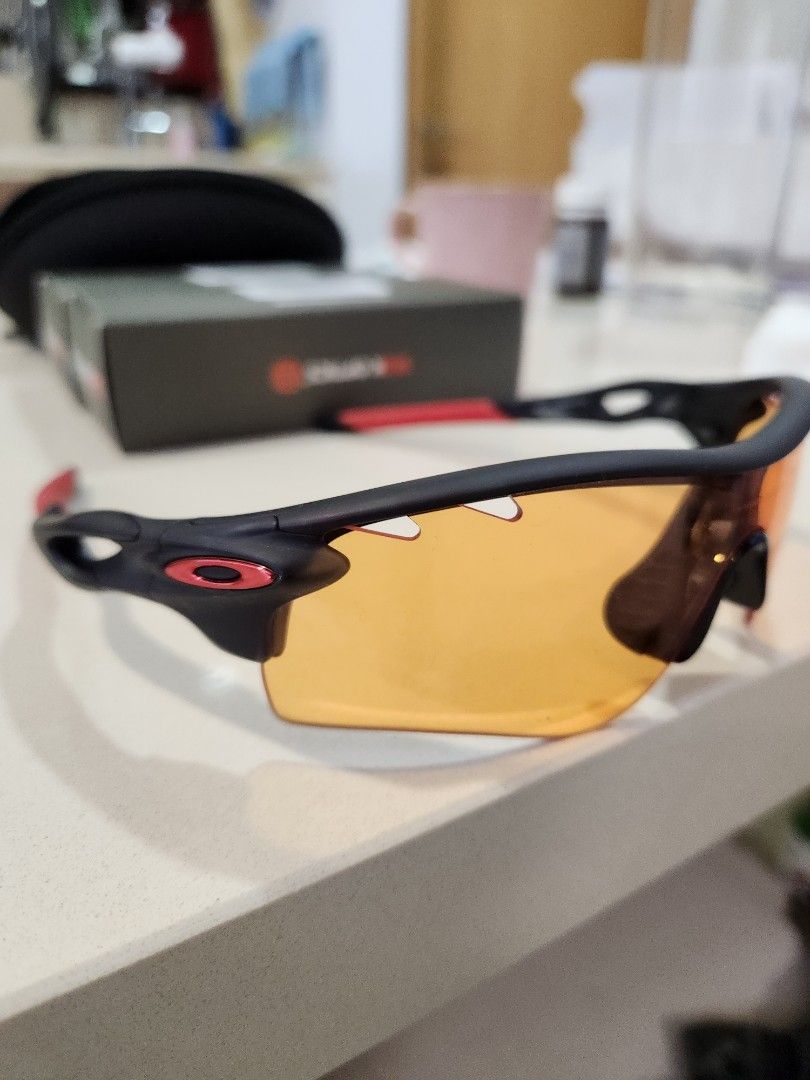 Oakley Radarlock with Replacement Lenses, Men's Fashion, Watches