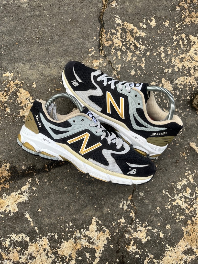 Sepatu New balance 884 v2 black grey smoke second original, Fesyen Pria,  Sepatu , Sneakers di Carousell