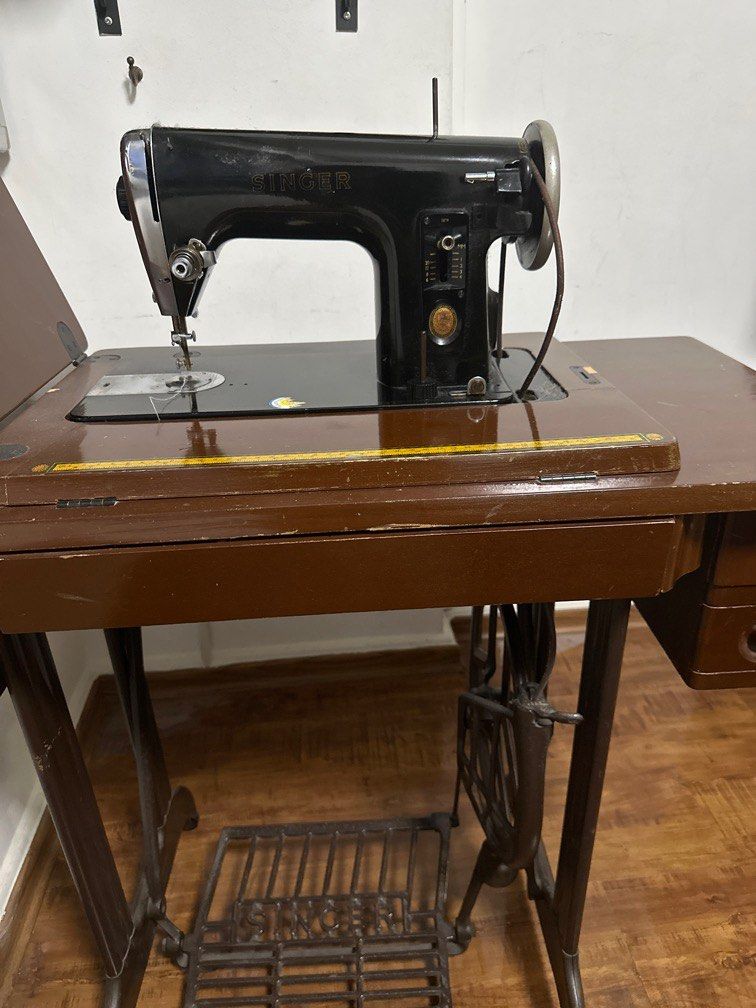 SINGER MANUAL SEWING MACHINE, Hobbies & Toys, Memorabilia