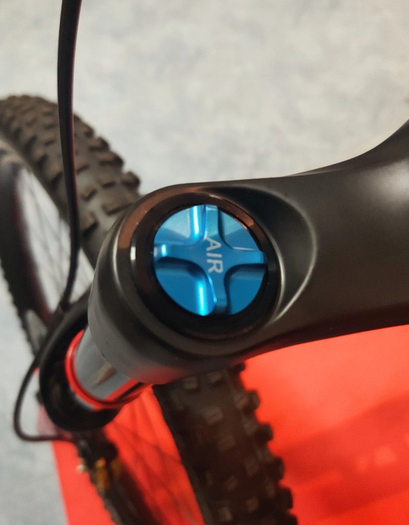 (New stocks) Suspension fork air chamber Schrader valve cap aluminium blue/gold., Sports