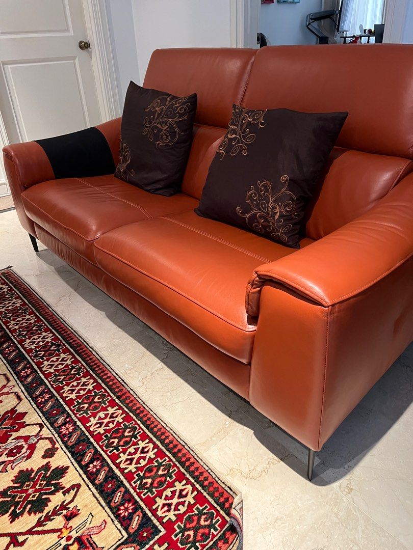 Used leather sofa in excellent condition 400, Furniture & Home Living
