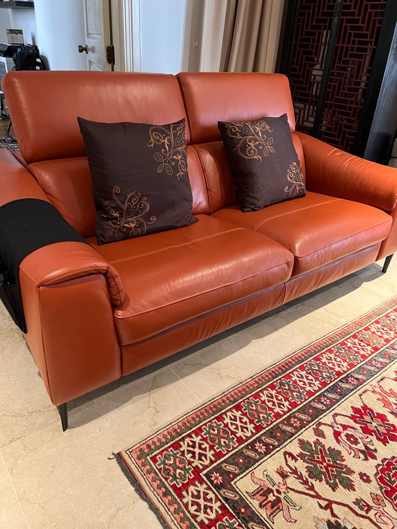 Used leather sofa in excellent condition 400, Furniture & Home Living