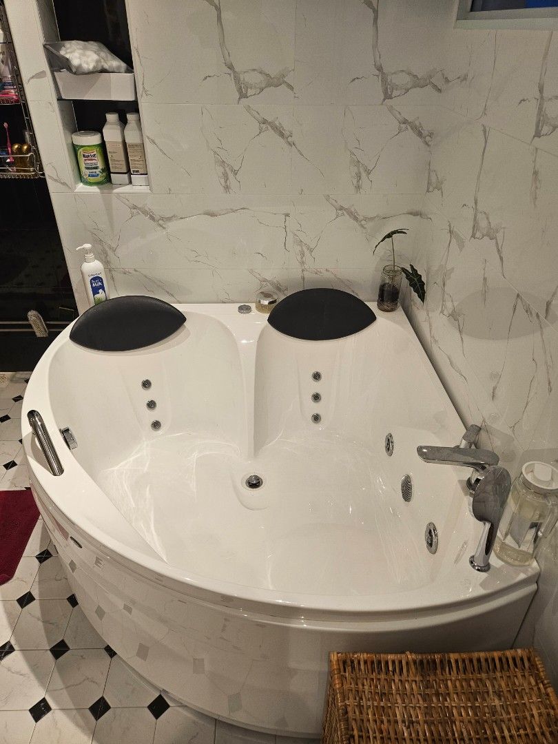 WMK Jacuzzi Bathtub, Furniture & Home Living, Bathroom & Kitchen