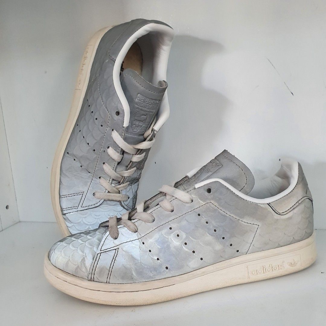 Stan smith on sale black fishscale