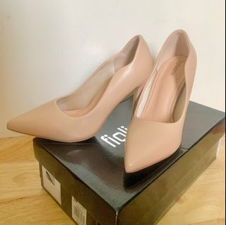 Beige 3.5in Heels with Free Pads