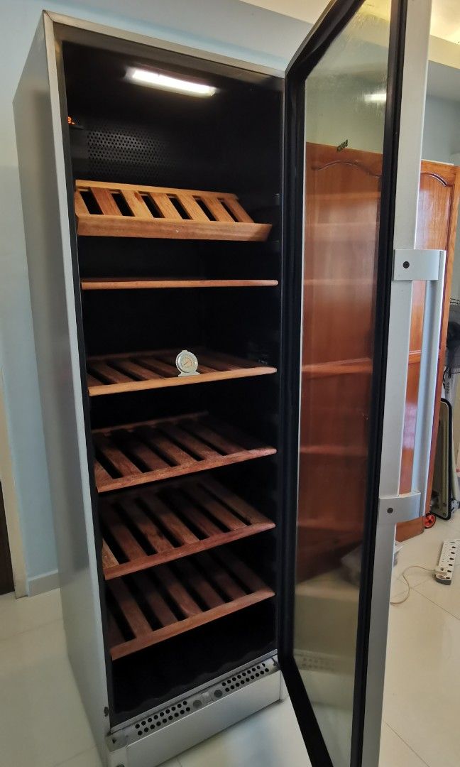 Bosch wine chiller, TV & Home Appliances, Kitchen Appliances, Wine