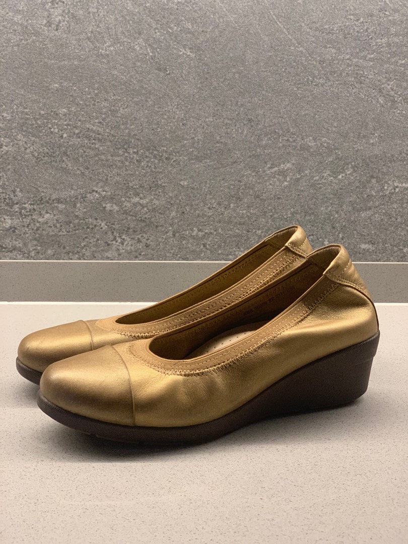 Hush puppies clearance wedge pumps
