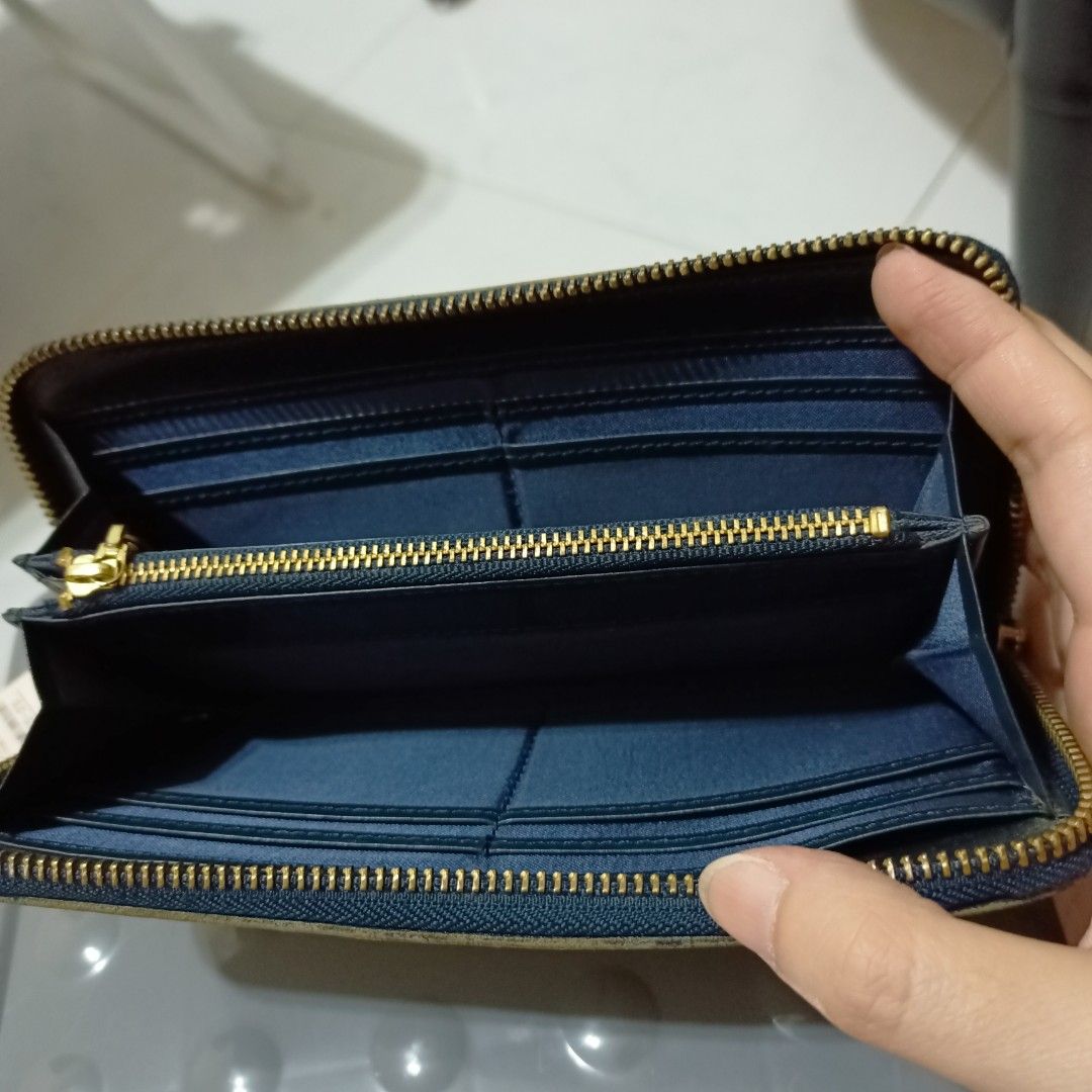 Burberry wallet hotsell blue