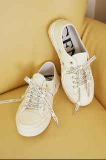 (Category: ) located in . Submitted by x.wardrobe (Listing ID 1230378462, Image 1). Description: .