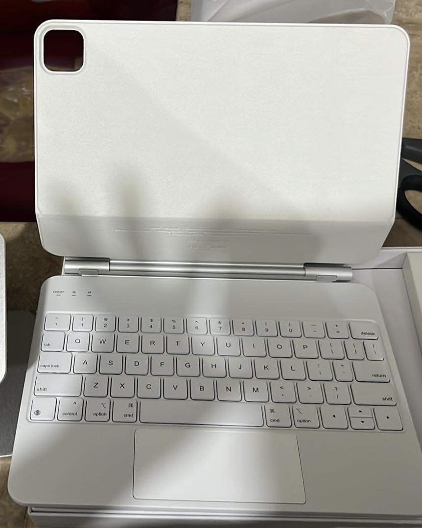 GOOJODOQ Magic Keyboard for Ipad Air 5 Case Wireless Bluetooth Keyboard