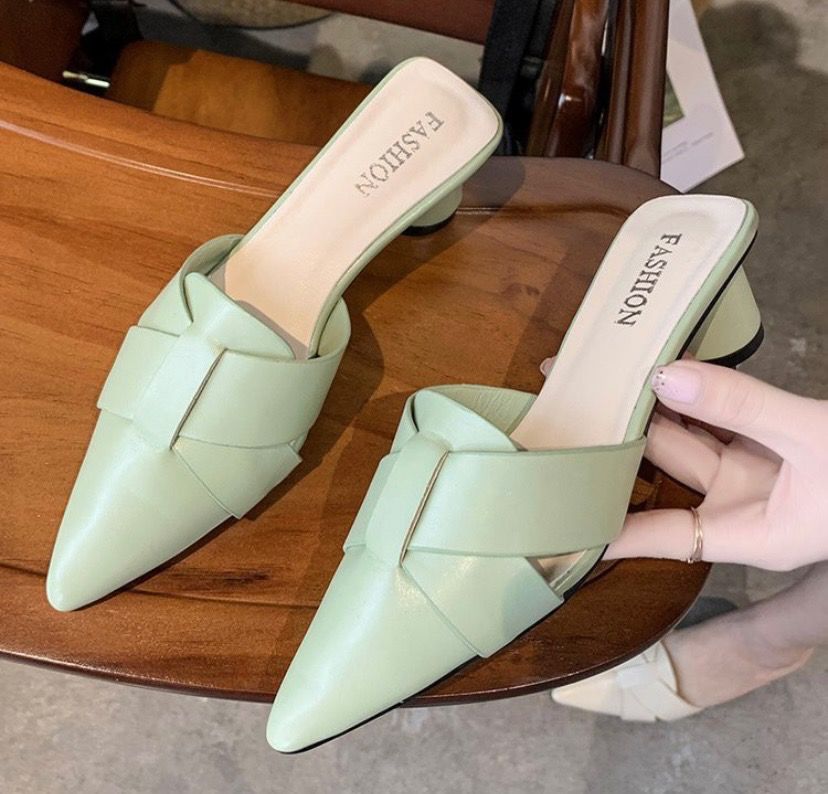 Heels without back strap clearance